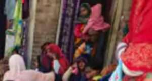 संदिग्ध हालात में महिला का शव लटका मिला