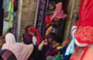 संदिग्ध हालात में महिला का शव लटका मिला