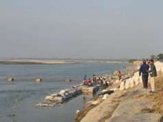 ग्राम गुरेला एवं पट्टी की सुरक्षा हेतु निर्माणाधीन कटाव निरोधक परियोजना के चल रहे कार्य का स्थलीय निरिक्षण