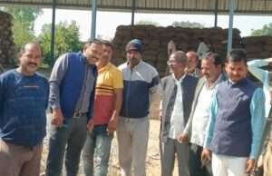 असोथर क्रय केंद्र का तहसीलदार व नायब तहसीलदार ने किया निरीक्षण, धान के बोरों की कराई काउंटिंग