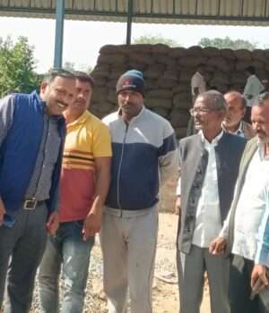 असोथर क्रय केंद्र का तहसीलदार व नायब तहसीलदार ने किया निरीक्षण, धान के बोरों की कराई काउंटिंग