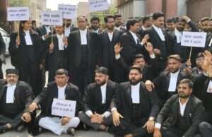 प्रदेश में अधिवक्ताओं की लगातार हत्याओं को लेकर उबले वकील, किया विरोध प्रदर्शन