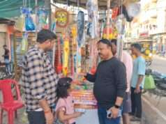 होली के मद्देनजर सज गई रंग-पिचकारी की दुकानें