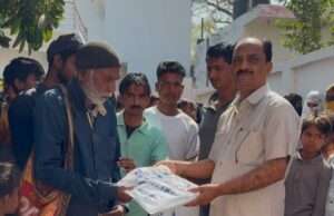 लालगोपालगंज में पूर्व चेयरमैन ने बांटी खुशियां, ईदी पाकर जरूरतमंदों के खिले चेहरा