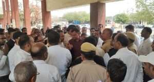 तहसील कोरांव में 18 वें दिन भी जारी रही अधिवक्ताओं की तालाबंदी व हड़ताल