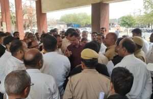 तहसील कोरांव में 18 वें दिन भी जारी रही अधिवक्ताओं की तालाबंदी व हड़ताल