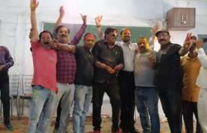 कुलभास्कर आश्रम काॅलेज के कर्मचारियों ने जमकर खेली होली