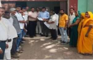 खंड विकास शंकरगढ़ कार्यालय पर किया धरना प्रदर्शन। ज्ञापन सौंपते मनरेगा कर्मी।