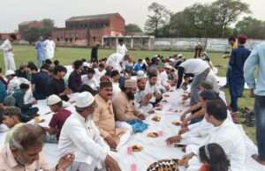 क्रिकेटरों और हॉकी खिलाड़ियों ने कराया इफ्तार