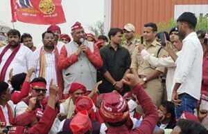 श्रृंगवेरपुर में मस्जिद हटाने को लेकर नेश्नल हाईवे पर धरने पर बैठे कैबिनेट मंत्री संजय निषाद