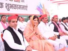 सैफई में समाजवादी रंग की गूंज, अखिलेश यादव ने खेली फूलों की होली