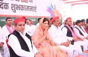 सैफई में समाजवादी रंग की गूंज, अखिलेश यादव ने खेली फूलों की होली