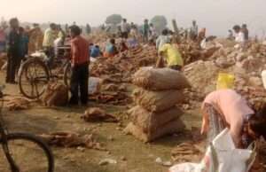 प्रयागराज: कोल्ड स्टोरेज हादसे के बाद मलबे में आलू लूटने की होड़