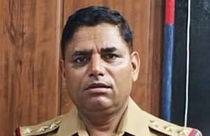 सुल्तानपुरअखंड नगर थाने के प्रभारी निरीक्षक अरुण द्विवेदी को लगी गोली