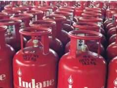 रात के अंधेरे में बंटे सिलेंडर अनिकेत इंडेन गैस सर्विस पर कालाबाजारी का आरोप