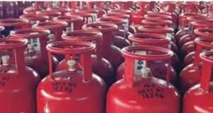 रात के अंधेरे में बंटे सिलेंडर अनिकेत इंडेन गैस सर्विस पर कालाबाजारी का आरोप