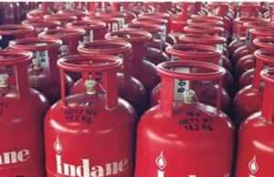 रात के अंधेरे में बंटे सिलेंडर अनिकेत इंडेन गैस सर्विस पर कालाबाजारी का आरोप