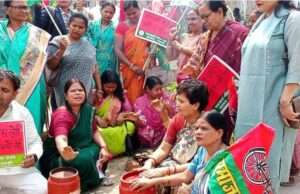रसोई गैस सिलेंडर के दामों में बेतहाशा वृद्धि और बढ़ते दाम को लेकर सपा उतरी सड़कों पर