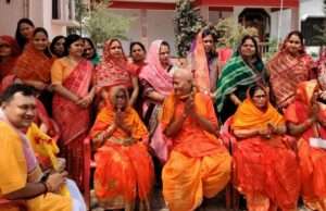 पित्रों के तर्पण को गया रवानासांसद सीमा द्विवेदी, परिजनों सहित बडी संख्या में ग्रामीणों ने दी विदाई