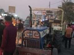 मेजारोड़ चौराहे पर अनियंत्रित ट्रैक्टर ने सड़क किनारे खड़ी बाइक को रौंदा, ट्रैक्टर चालक हुवा घायल