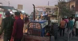 मेजारोड़ चौराहे पर अनियंत्रित ट्रैक्टर ने सड़क किनारे खड़ी बाइक को रौंदा, ट्रैक्टर चालक हुवा घायल