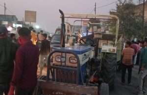 मेजारोड़ चौराहे पर अनियंत्रित ट्रैक्टर ने सड़क किनारे खड़ी बाइक को रौंदा, ट्रैक्टर चालक हुवा घायल