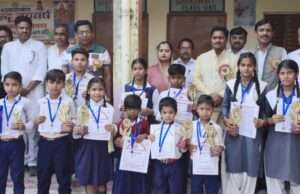 सरस्वती शिशु मंदिर में मेधावी छात्रों का सम्मान, 14 टॉपर्स को चांदी के मेडल
