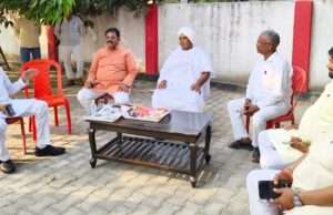 वरिष्ठ सपा नेता की चाची के निधन पर दी सांत्वना