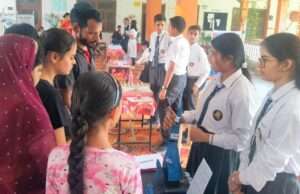 प्रदर्शनी में नौनिहालों का चमका हुनर, हुए सम्मानित