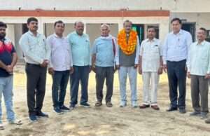 शिक्षक के सेवानिवृत्त होने पर विद्यालय परिवार की आँखे हुई नम