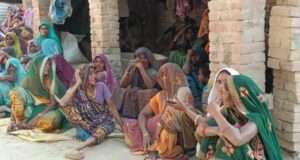 तिलक समारोह से वापस आ रही अनियंत्रित बोलेरो ट्रैक्टर से टकराई एक की मौत पांच लोग घायल