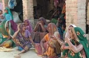 तिलक समारोह से वापस आ रही अनियंत्रित बोलेरो ट्रैक्टर से टकराई एक की मौत पांच लोग घायल