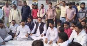 सपा के पूर्व मंत्री का धरना शुरू होते ही हरकत मे जिला प्रशासन