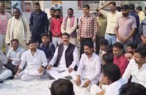 सपा के पूर्व मंत्री का धरना शुरू होते ही हरकत मे जिला प्रशासन