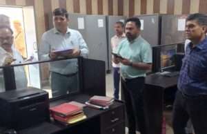 मंडलायुक्त अनिल ढींगरा ने कुशीनगर में जनगणना प्रशिक्षण, राजस्व वादों एवं शिकायत निस्तारण की समीक्षा की