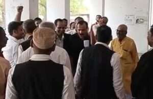 बारा तहसील परिसर में अधिवक्ताओं का धरना पांचवें दिन भी जारी, अधिकारियों के ट्रांसफर की मांग तेज