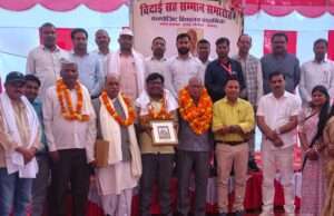 भावुक माहौल में शिक्षक की सेवानिवृत्त विदाई, बच्चों के कार्यक्रमों ने बांधा समां