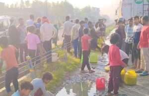 हाईवे किनारे खड़े डीजल टैंकर में डीसीएम की टक्कर, सड़क पर बहा ईंधन, ग्रामीणों में मची होड़