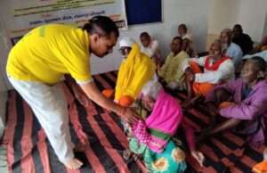 समाजसेवी ने मंझनपुर वृद्धाश्रम में बुजुर्गों को वितरण किया वस्त्र