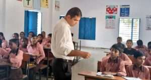 जिलाधिकारी ने उच्च प्राथमिक विद्यालय एवं ऑगनबाड़ी केन्द्र का किया आकस्मिक निरीक्षण