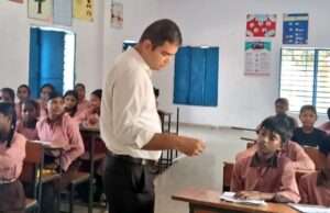 जिलाधिकारी ने उच्च प्राथमिक विद्यालय एवं ऑगनबाड़ी केन्द्र का किया आकस्मिक निरीक्षण
