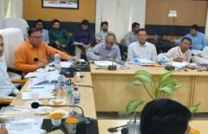 स्वास्थ्य सेवाओं में लापरवाही पर डीएम की चेतावनी