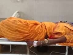 चलती बाइक से गिरी महिला, गंभीर हालत में भर्ती