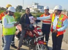 सड़क सुरक्षा जागरूकता अभियान के तहत किया गया थ्री एम रेडियम स्टिकर वितरित