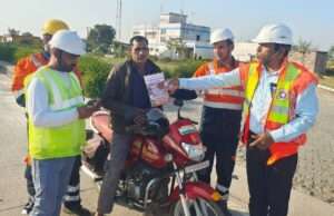 सड़क सुरक्षा जागरूकता अभियान के तहत किया गया थ्री एम रेडियम स्टिकर वितरित