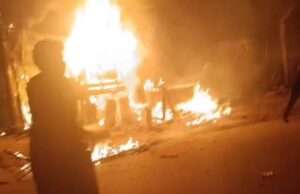 बिजली के पोल की चिंगारी से लगी आग, चार दुकानें जलकर खाक