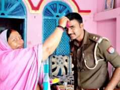 गुलाबी गैंग लोकतांत्रिक की अध्यक्ष हेमलता पटेल ने पुलिसकर्मियों के साथ मनाई होली