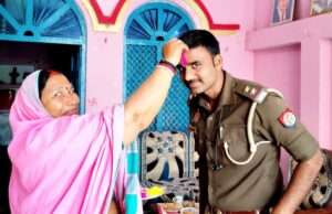 गुलाबी गैंग लोकतांत्रिक की अध्यक्ष हेमलता पटेल ने पुलिसकर्मियों के साथ मनाई होली