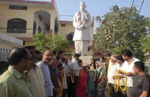 राष्ट्रकवि पंडित सोहनलाल द्विवेदी की जयंती पर प्रतिमा पर माल्यार्पण