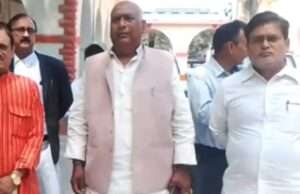 तरकापुर में 15 बीघा तालाब पर भू-माफियाओं का दोबारा कब्जा, डीएम को सौंपा ज्ञापन